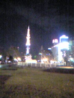 ��̃e���r�����o�b�N�ɁA���X�Ɛi�ރC���~�l�[�V�����H��