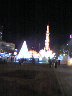 �D�y�w�O�ʂ��猩���e���r�����o�b�N�ɂ����C���~�l�[�V������i