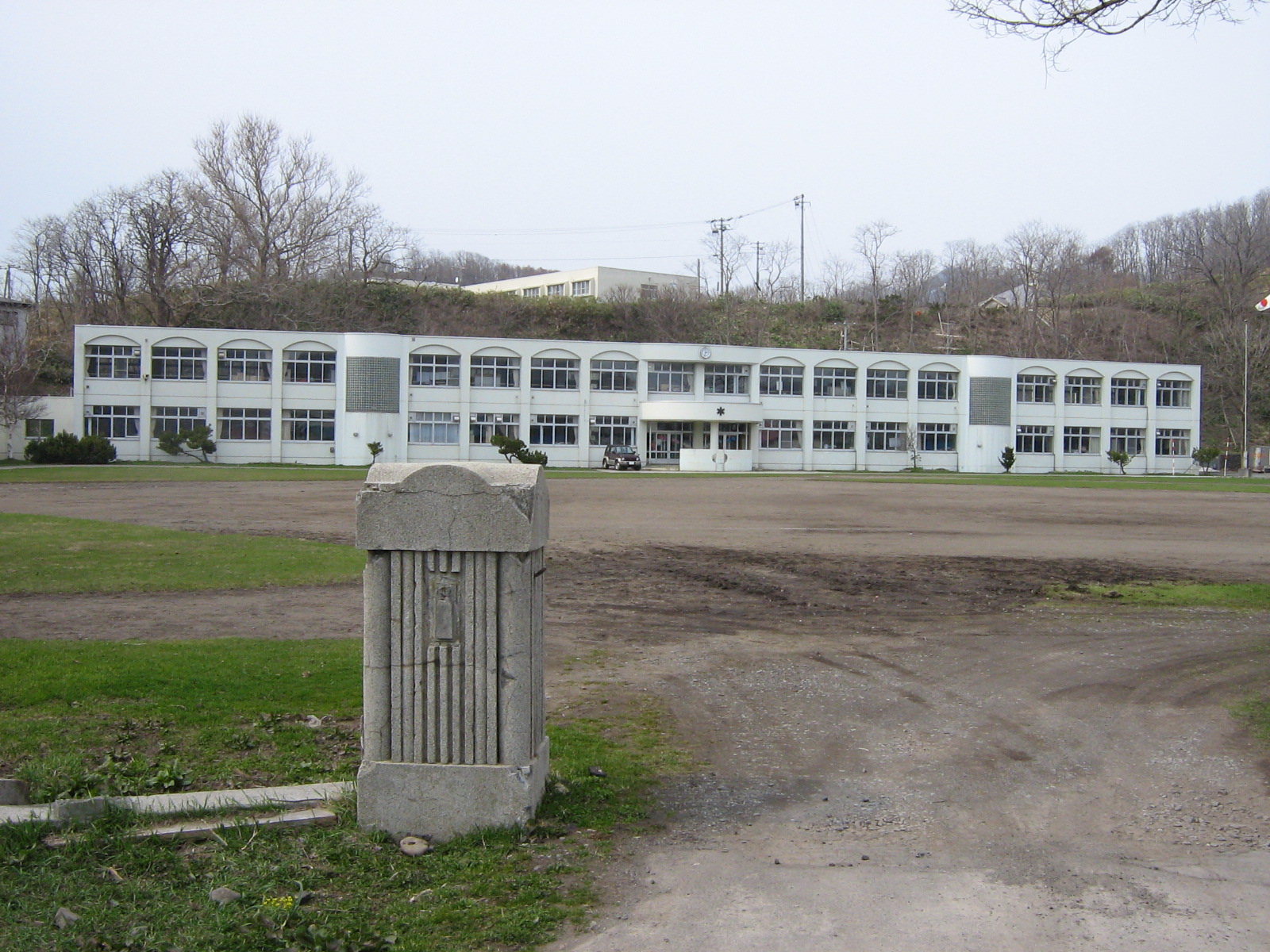 ���c���w�Z�O���E���h