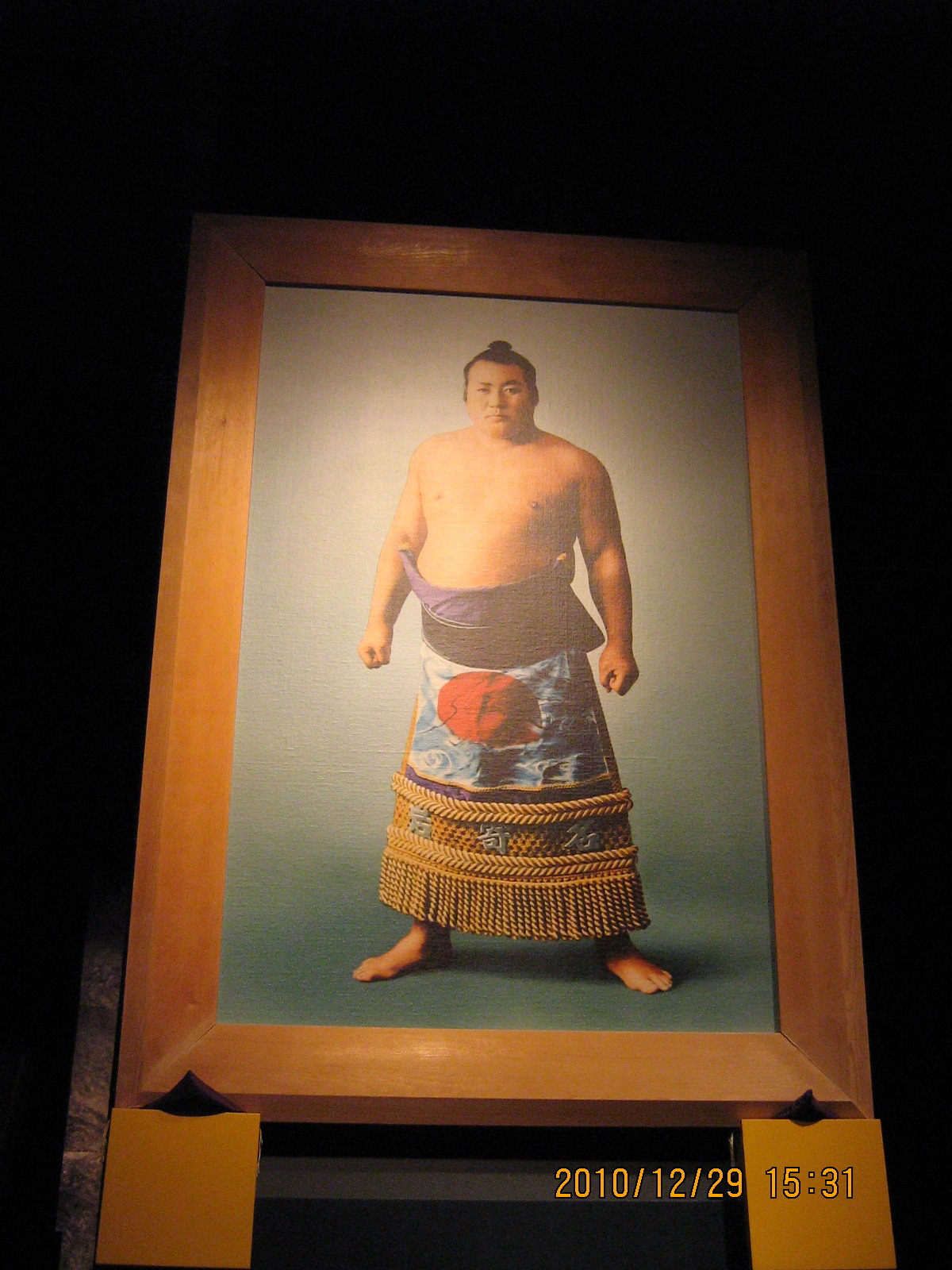 ��ց@�����