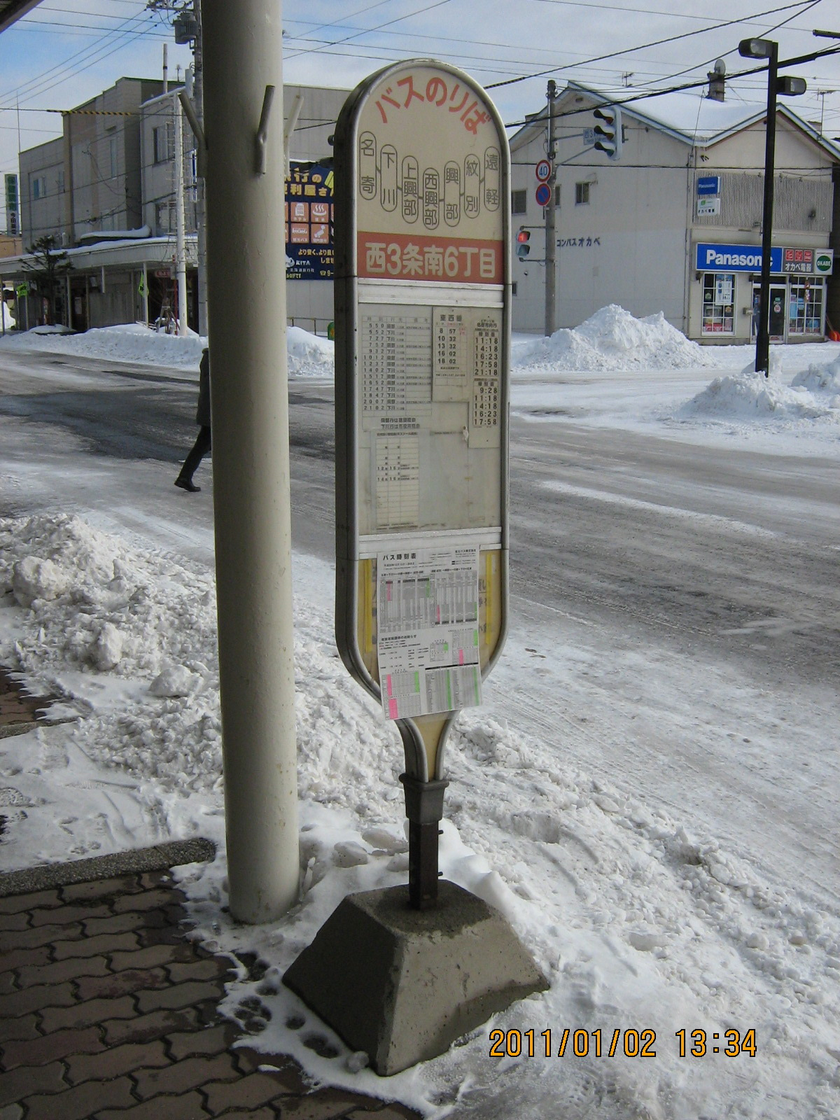 ���R���U����